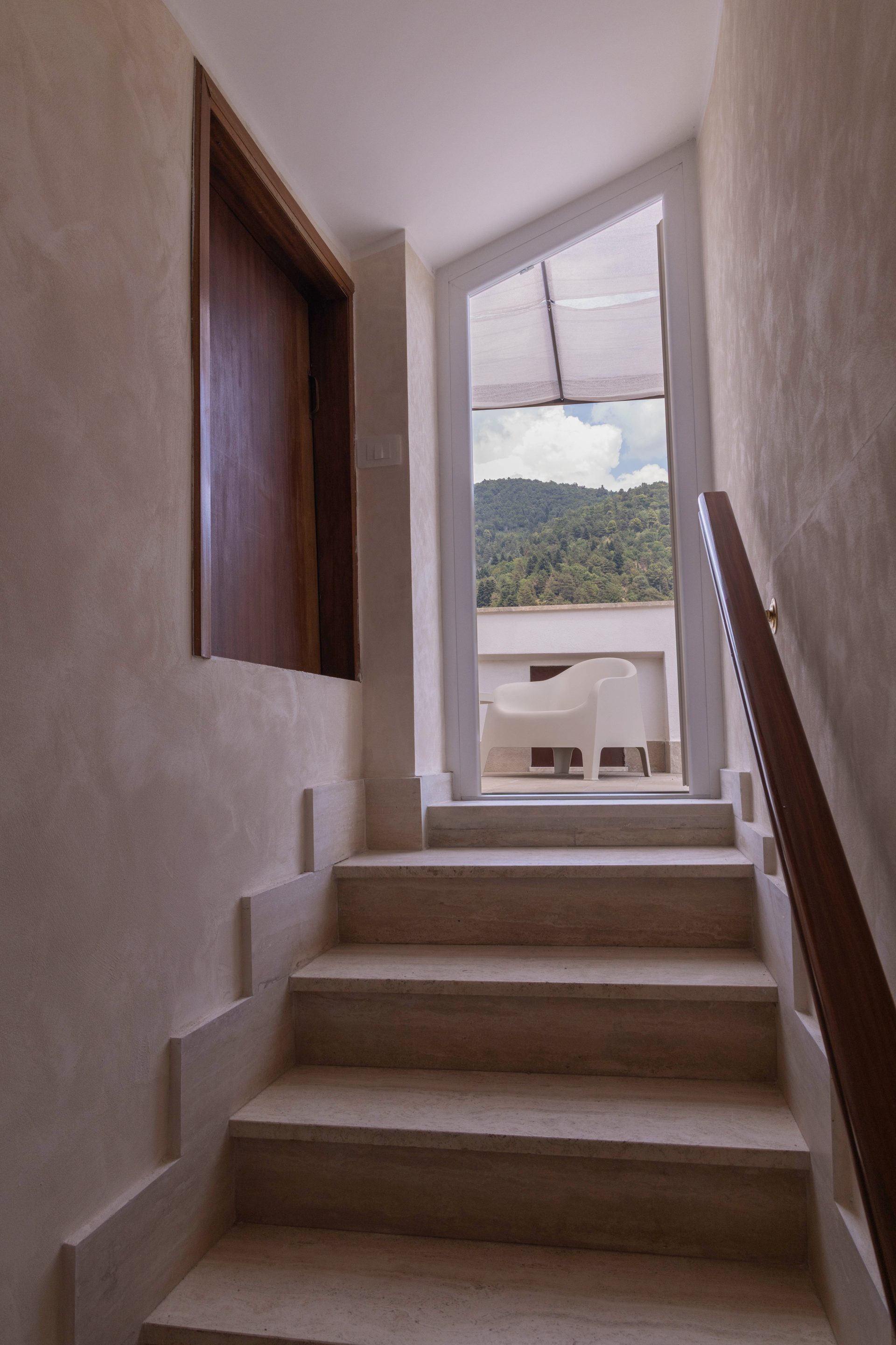 Camera 1 — Scala verso il terrazzo