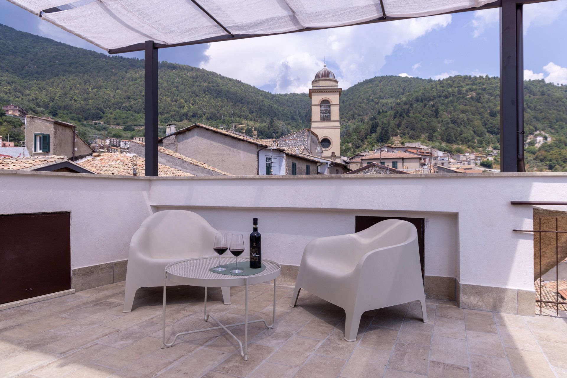 Camera 1 — Terrazzo con campanile