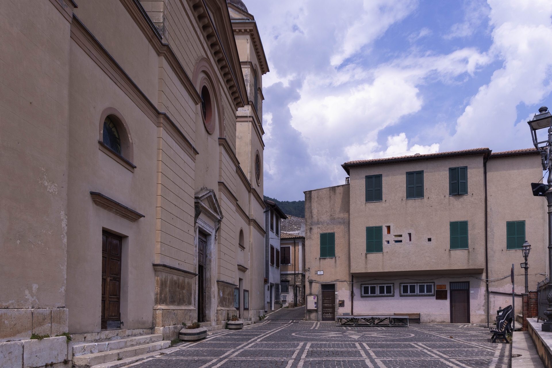 La piazza con la chiesa