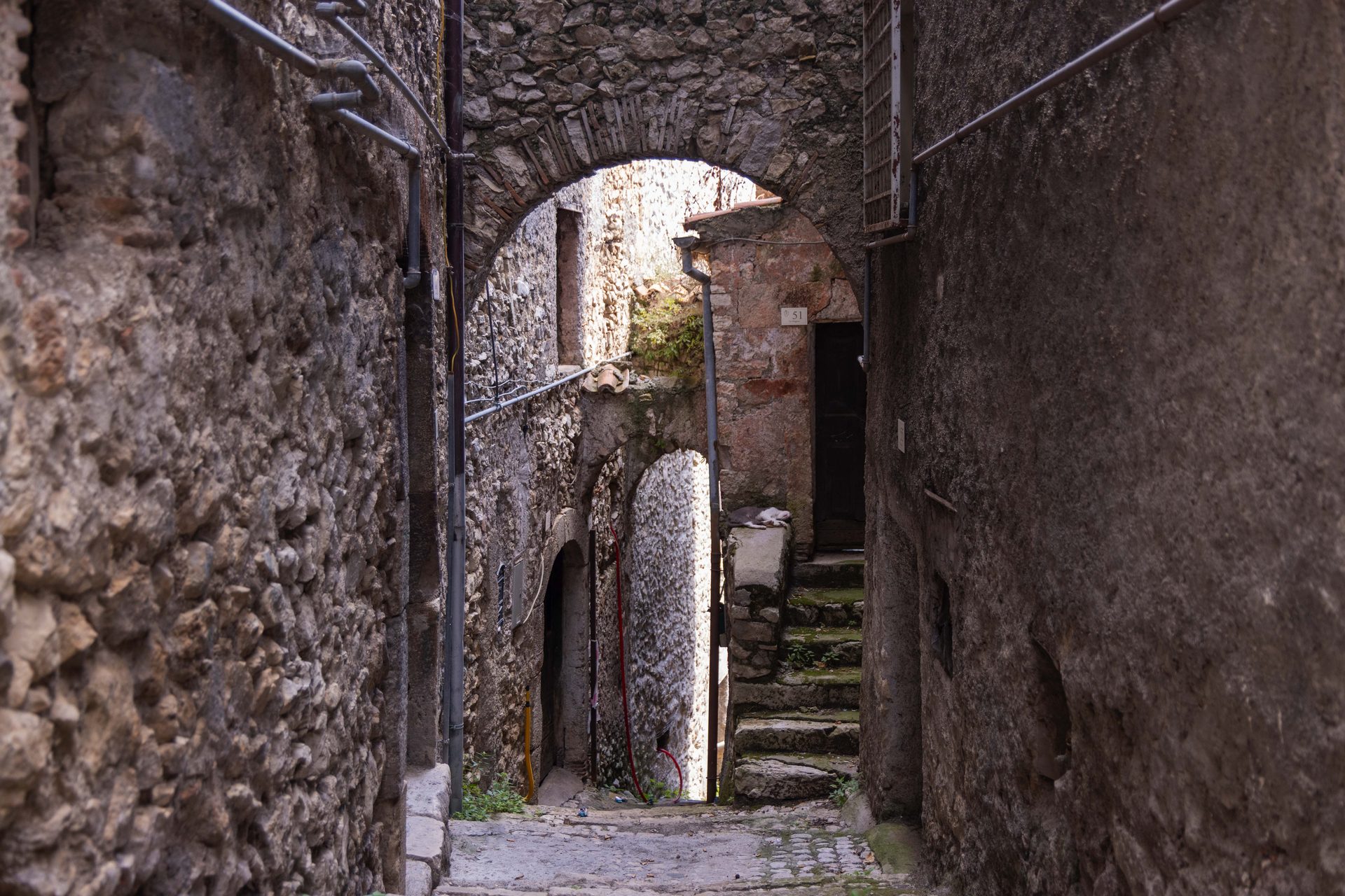 Vicolo medievale con arco